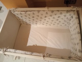 Cuna de madera blanca con protector 84×63