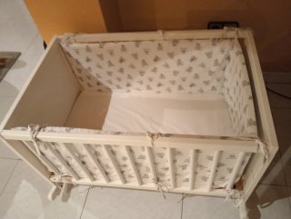 Cuna de madera blanca con protector 84×63