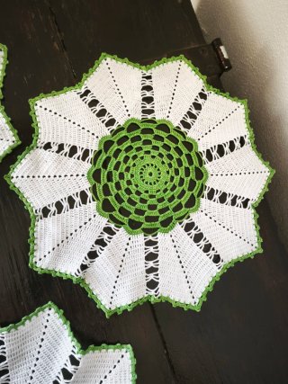 3 Naperons antigos em crochet flor verde e branco