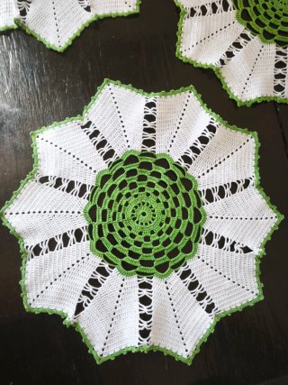 3 Naperons antigos em crochet flor verde e branco