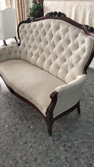 Sofá de época beige y marrón