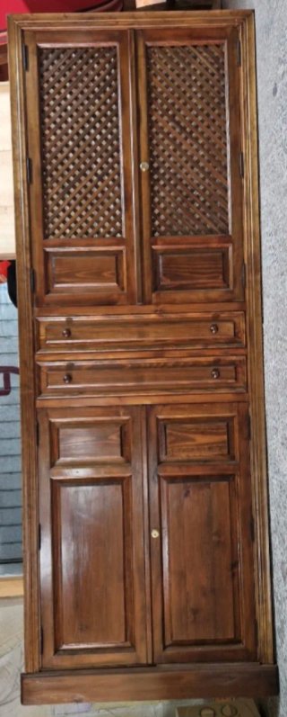 Mueble de madera con puertas y cajones