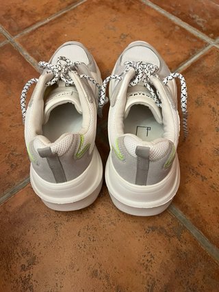 Zapatillas Casual Grises y Blancas