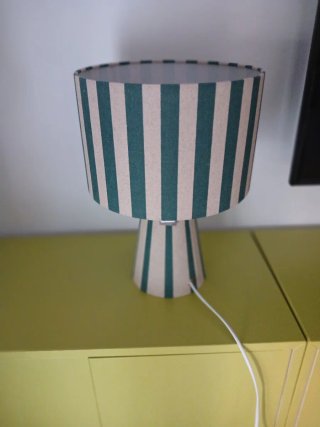 Lámpara de mesa rayas beige y verde