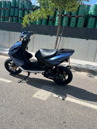Yamaha Aerox Azul y Blanco