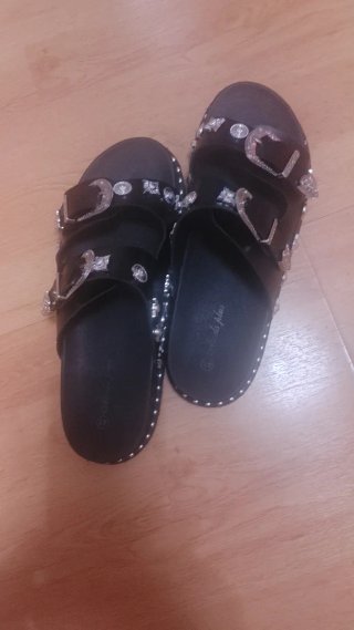 Sandalias negras con adornos plateados