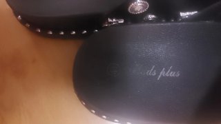Sandalias negras con adornos plateados
