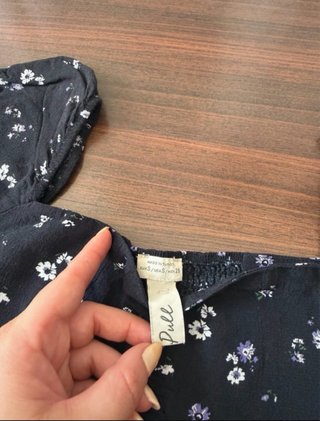 Top floral Pull&Bear negro y morado