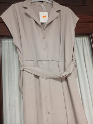 Vestido beige elegante, cómodo y fresco. A estrena