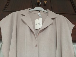 Vestido beige elegante, cómodo y fresco. A estrena