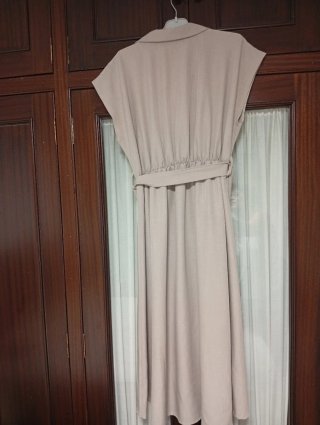 Vestido beige elegante, cómodo y fresco. A estrena
