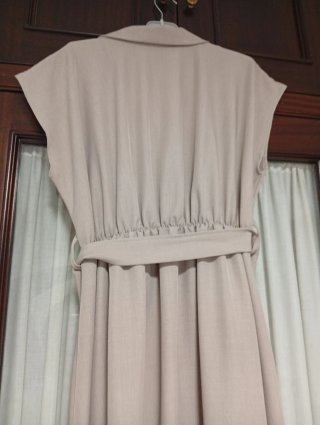 Vestido beige elegante, cómodo y fresco. A estrena