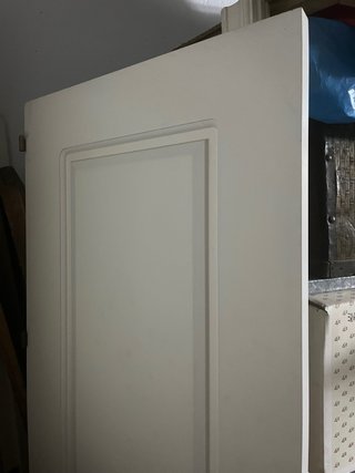 Puerta interior blanca con manilla dorada