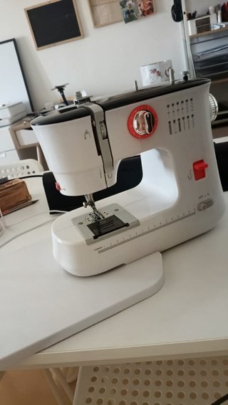 Máquina de coser portátil 12 puntadas LED