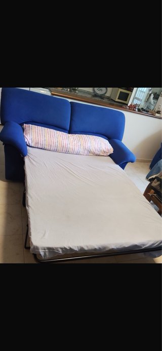 Sofá cama azul y sillón