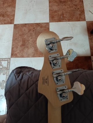 Bajo Squier Negro