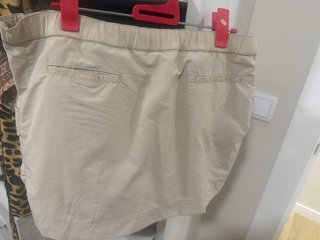 Falda deportiva beige