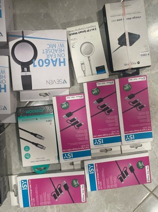 Consegna di accessori tecnologici vari
