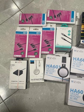 Consegna di accessori tecnologici vari