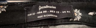 Pantalón negro estampado margaritas Stradivarius