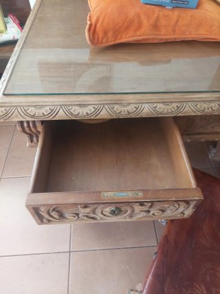 Mesa y 4 sillas de madera tallada