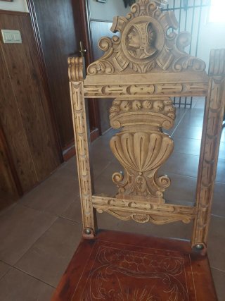 Mesa y 4 sillas de madera tallada
