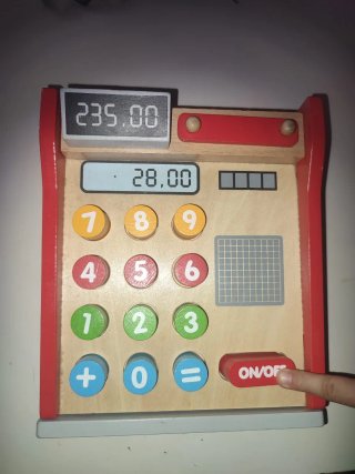 Caja registradora de madera para niños