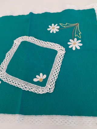 Mantel individual verde con margaritas