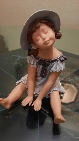 Bonita figura porcelana NADAL niña con sombrero.