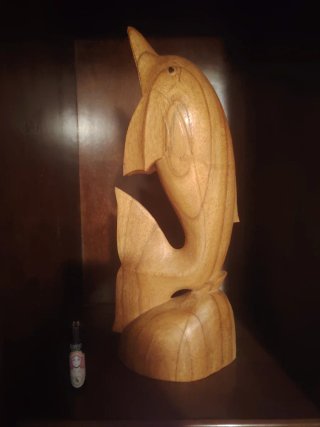 Figura de madera de delfín