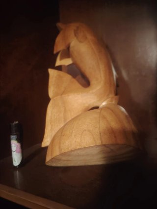 Figura de madera de delfín