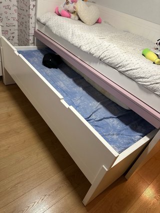 Cama nido blanca y rosa
