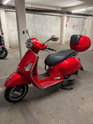 Vespa GTS 125cc Roja - ¡Como Nueva!