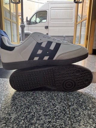 Zapatillas deportivas beige y blancas