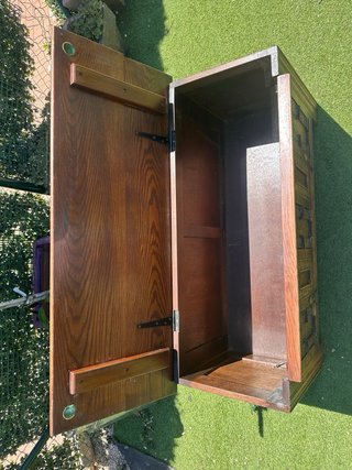 Baúl de madera vintage tallado