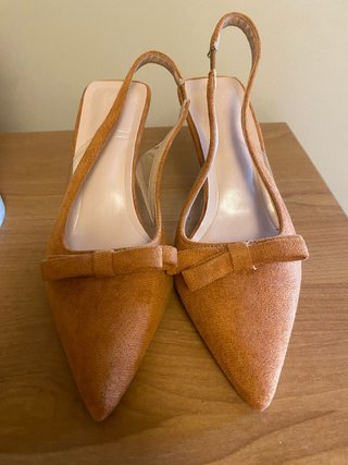 Zapatos tacón camel con lazo.