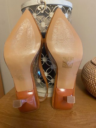 Zapatos tacón camel con lazo.