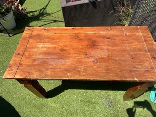 Mesa de madera rústica