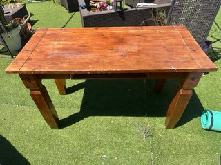 Mesa de madera rústica