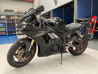 Yamaha R6 Negra mate/brillo año 2007 modelo 2005