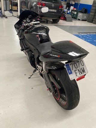 Yamaha R6 Negra mate/brillo año 2007 modelo 2005