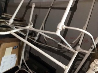 Mesas de hierro antiguas blancas