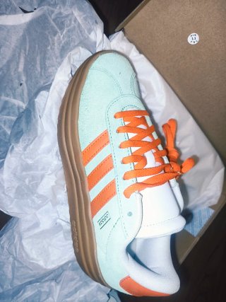 Adidas deportivas verde y naranja