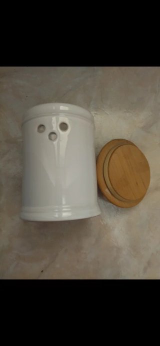 Porta cipolle in ceramica con coperchio in legno