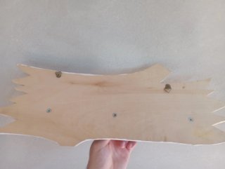 Perchero de madera con gatos tallados