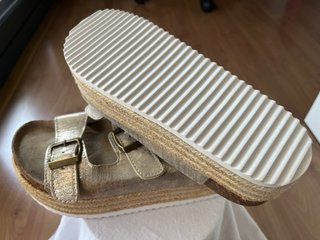 Sandalias doradas con hebillas talla 38