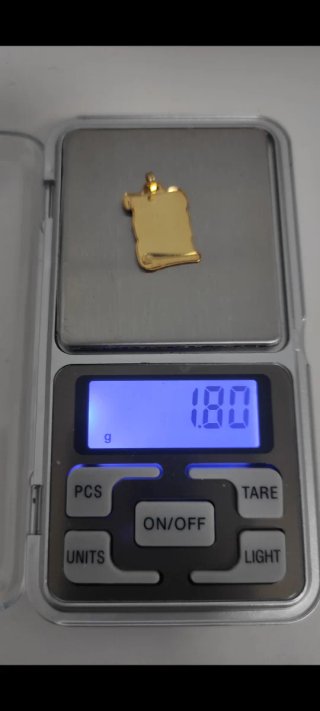 Colgante Pergamino Oro 18 k.