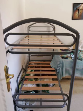 Litera metálica y de madera y también un barandal.