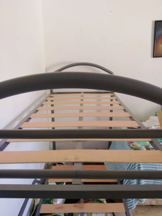 Litera metálica y de madera y también un barandal.