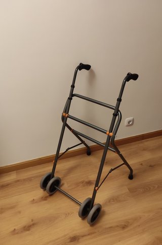 ANDADOR PLEGABLE CON RUEDAS